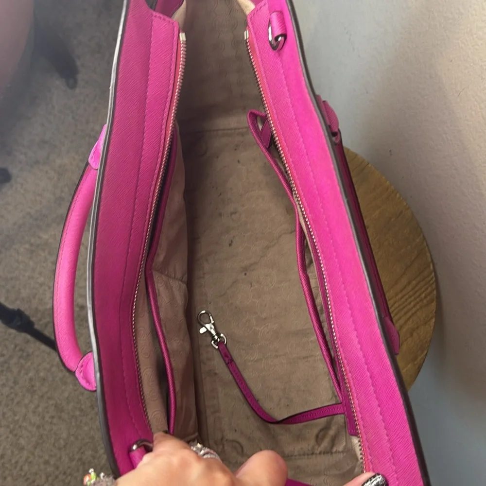 MICHAEL KORS SELMA Grommet
Saffiano Leather LG Satchel, Fuchsia pink, GUC - Picture 16 of 17